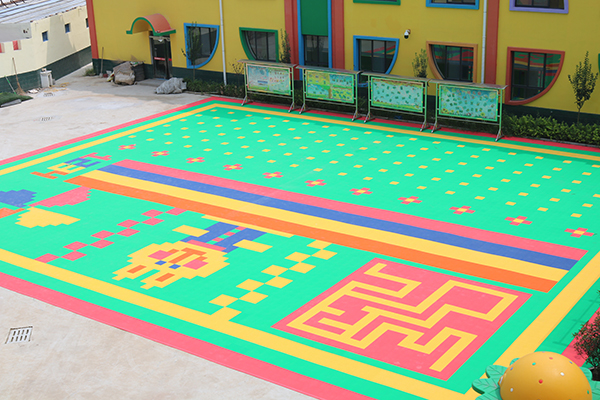 室外懸浮拼裝地板冬季如何保養(yǎng)？